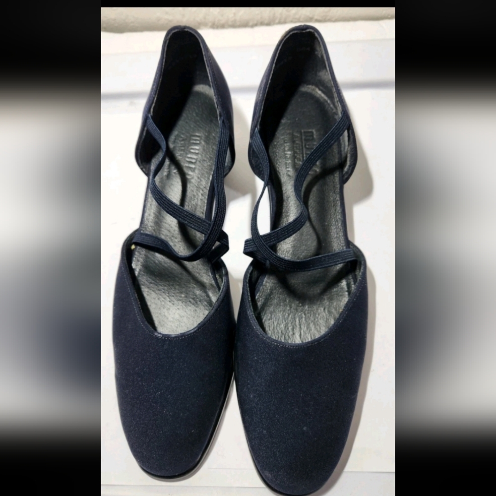 EUC Munro American Size 8.5N Navy Heel Closed Toe Cross Strap Sandals